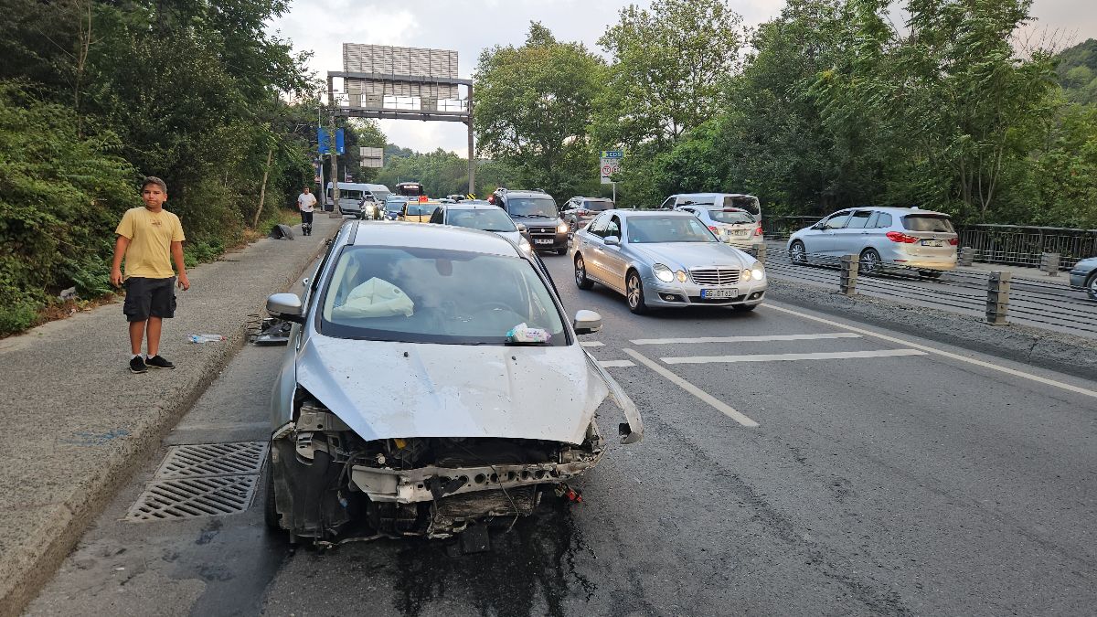 İstanbul’da aşırı hız kaza getirdi: Önce bir araca, ardından bariyere çarptı